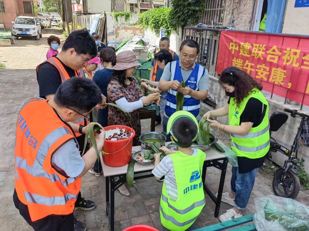 心系基層，情暖端午|中建聯(lián)合組織市南區(qū)金湖路街道項目人員在工地現(xiàn)場包粽子、慶端午(圖1)